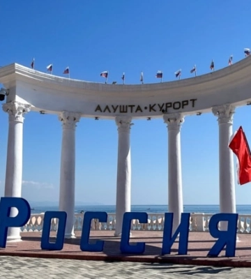 Под российским триколором: как завершается лето в Алуште