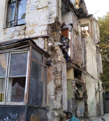 В Одессе на улице Базарной рухнула фасадная стена жилого дома