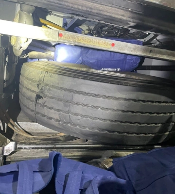 На Львівщині митники у автобусі знайшли контрабанду одягу відомої фірми, - ФОТО