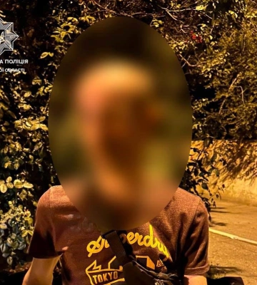Сам отдал копам полсотни свертков: в Харькове поймали «закладчика» 