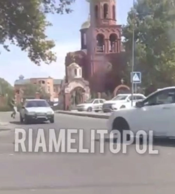 В Мелитополе легковушка вылетела на тротуар и снесла светофор (видео)