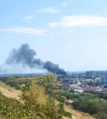У Бердянську горить завод, до якого окупанти стягували техніку (ВІДЕО)