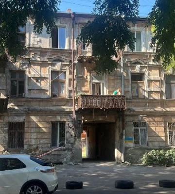 В центрі Одеси обрушилась стіна триповерхового будинку