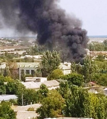 В Бердянську спалахнув завод, куди окупанти звозили військову техніку: піднявся стовп чорного диму. Фото та відео