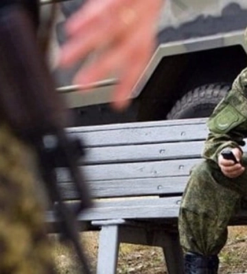 На захваченной ВС РФ части Юга Украины россияне проверяют телефоны студентов — ЦНС
