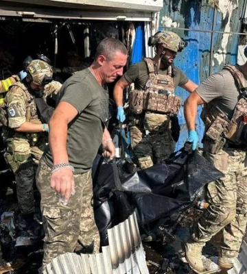 «Намеренно прицельно ударили по рынку». Зеленский заявил, что россияне убили 17 человек в Константиновке из-за неудач на фронте