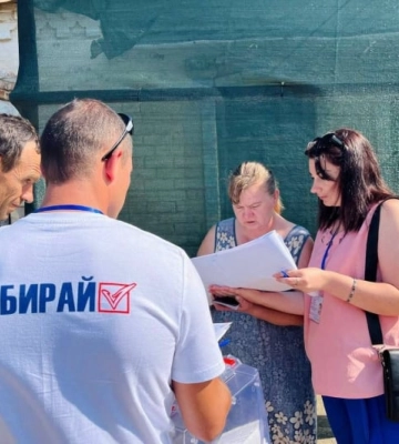 Под Мелитополем коллаборанты организовали застолье после удачно сфабрикованного голосования (видео, фото)