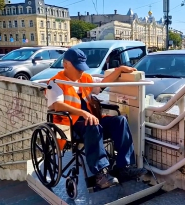 В Одесі відновлюють електричні підйомники для людей з інвалідністю