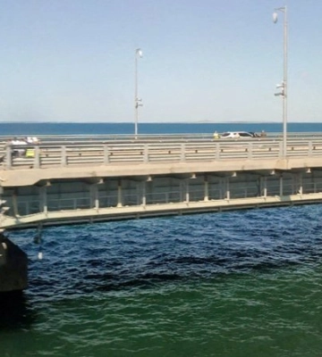 У ВМС України розповіли, як окупанти намагаються захистити Кримський міст