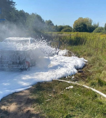 Біля Яворова вщент згорів автомобіль Toyota Camry