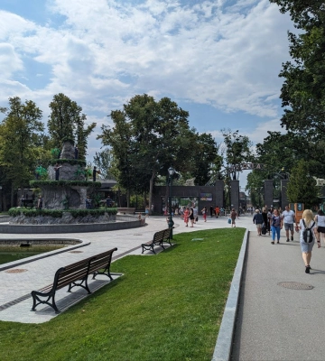 Терехов прогоняет торговцев мороженым с площади Свободы