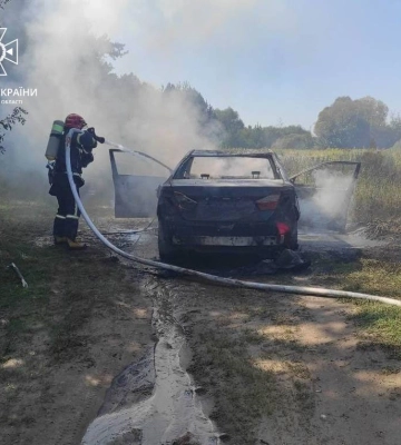 Біля Яворова вщент згорів автомобіль Toyota Camry