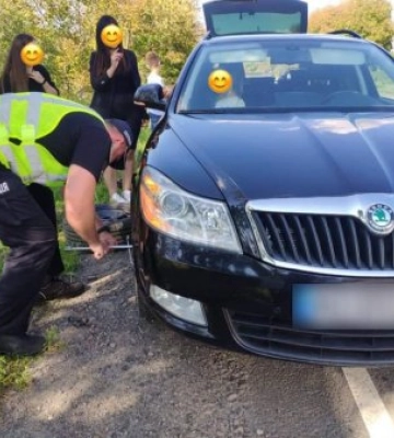 На Закарпатті патрульні допомогли водійці, у якої зламалося авто