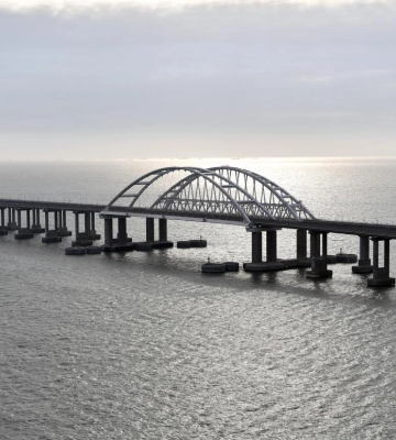 У ВМС України розповіли, як окупанти намагаються захистити Кримський міст
