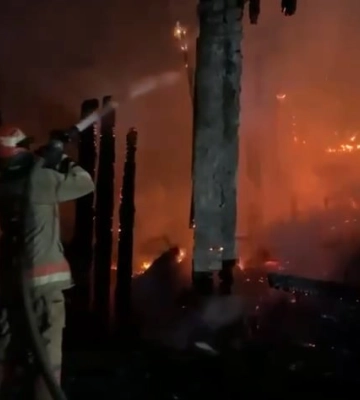 У Полтаві на Червоному шляху горіли складські приміщення: рятувальники гасили полум’я понад три години