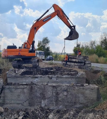18-й міст, зруйнований через війну, почали відновлювати на Харківщині 