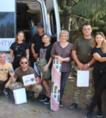 Подарували «пташку» і пісню: волонтери  луцького університету відвідали захисників у прифронтовій зоні