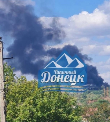 Донецьк перебуває під обстрілом, у Київському районі міста спалахнула сильна пожежа