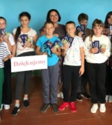 Учням Мельниківського ліцею на Волині передали подарунки з Польщі