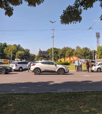 У Луцьку на кільці влупилися два легковики 