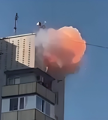 Взрыв в Энергодаре: появились кадры удара БПЛА по жилому дому (видео)