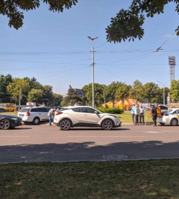 У Луцьку на кільці влупилися два легковики 