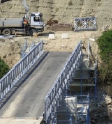 На Мукачівщині зводять перший модульний міст через річку