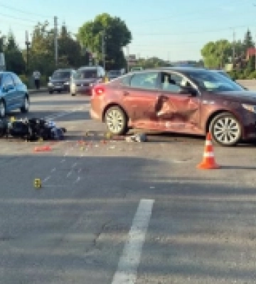 У лікарні помер мотоцикліст, в якого у Сарнах врізалося авто