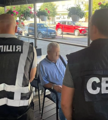 Видавав путівки чужим людям: голову профспілки одного з підрозділів Укрнафти взяли на хабарі