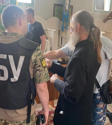 На Закарпатті кума дружини Медведчука, священника УПЦ МП викрили на пропаганді комунізму. ФОТОрепортаж