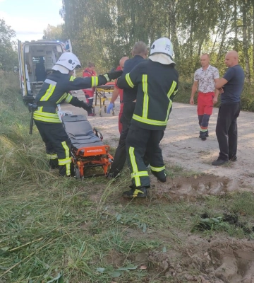 ДТП на Волині: автомобіль з двома людьми злетів в канаву з водою