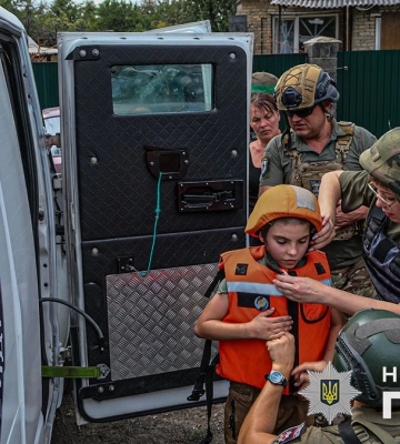 «Білі янголи» отримали від волинських колег бронеавтомобіль для порятунку дітей з лінії фронту (ВІДЕО)