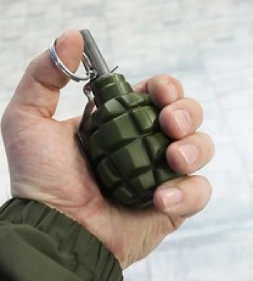 Під Києвом чоловік підірвав себе гранатою: кадри з місця самогубства