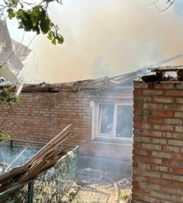 Росіяни тричі за день атакували Нікополь на Дніпропетровщині: двоє людей дістали поранення, пошкоджено 8 будинків