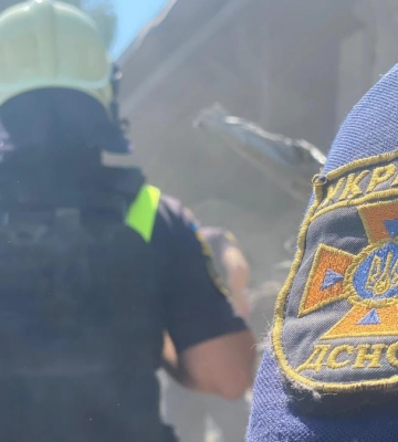 В Херсоне снаряд попал в одну из квартир 9-этажного дома, пожар ликвидирован – ГСЧС