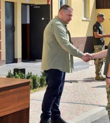 Керівник ДніпроОВА Лисак та мер Філатов вручили військовим Дніпра ключі від нових квартир