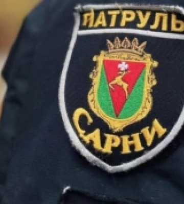 Зірвав з поясу пістолет та пошкодив бронежилет патрульного: у Сарнах затримали військового