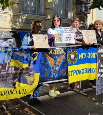«Сину обіцяли повернення через три місяці». Рідні полонених «азовців» розповіли, чому їх обурює «Червоний хрест»