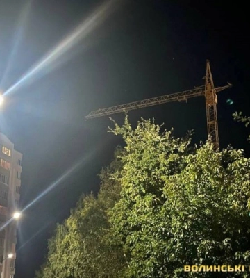 У Луцьку чоловік виліз на стрілу крана й погрожує суїцидом