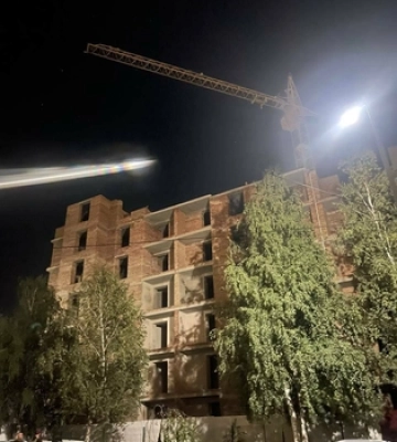У Луцьку чоловік виліз на будівельний кран та погрожує зістрибнути