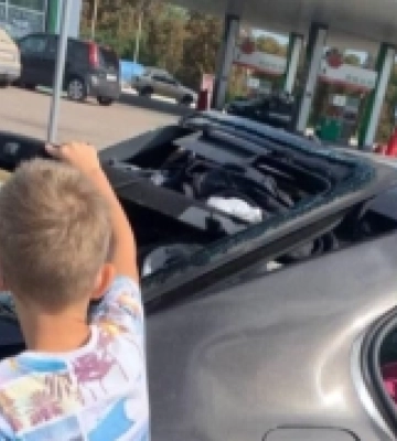 Поблизу Корця автомобіль в’їхав в інший, який пропускав пішоходку