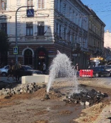 Посеред вулиці Кафедральної у Чернівцях вода б&#039;є фонтаном