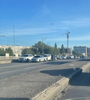 У Дніпрі на Слобожанському проспекті сталася потрійна ДТП: рух транспорту ускладнено