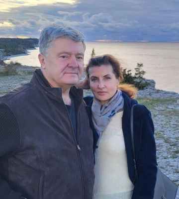 Порошенко у річницю весілля показав десять романтичних фото з дружиною