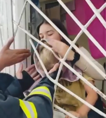 В Одессе спасатели освободили из металлической ловушки ребенка: видео