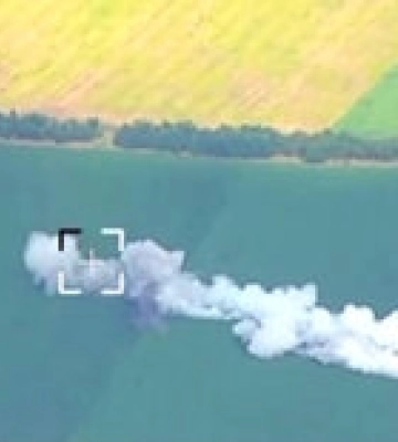 Комплекс ШАРК корректирует удар GMLRS по ЗРК &quot;Бук&quot; россиян: ракеты скачут по полям – видео