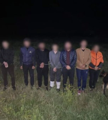 На Закарпатті  прикордонники затримали  24 осіб які намагалися незаконно перетнути  кордон, серед них жінка та діти