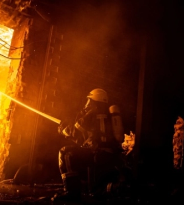 У Запоріжжі рятувальники загасили пожежі, спричинені ракетним ударом
