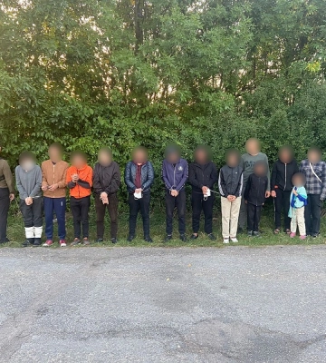 На Закарпатті  прикордонники затримали  24 осіб які намагалися незаконно перетнути  кордон, серед них жінка та діти