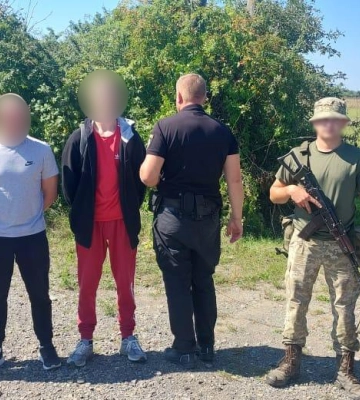 На Закарпатті  прикордонники затримали  24 осіб які намагалися незаконно перетнути  кордон, серед них жінка та діти